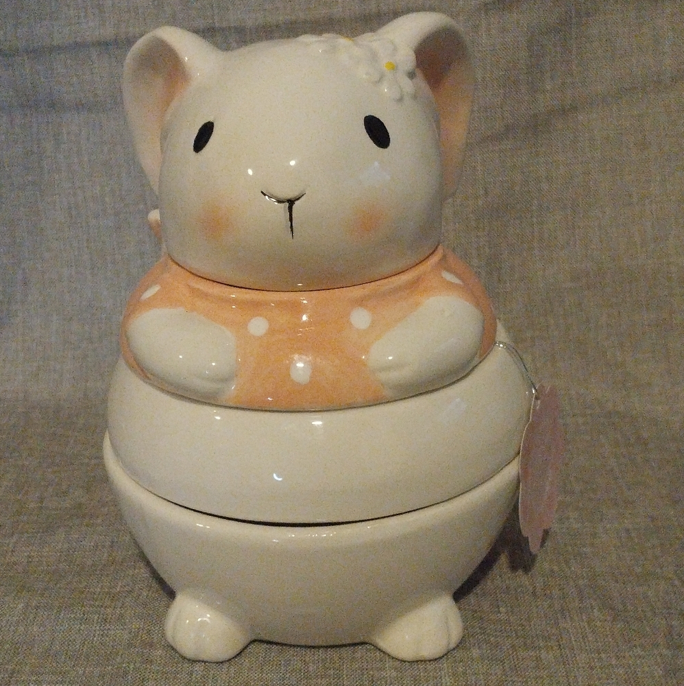 10 Strawberry Street Ceramic Daisy Rabbit Stackable Measuring Cups